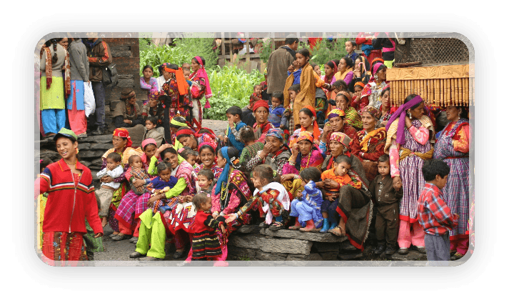 Uśmiechnięci mieszkańcy wioski hinduskiej w kolorowych ubraniach