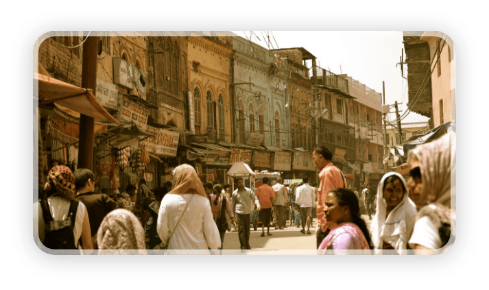 Tłoczna słoneczna ulica w Indiach