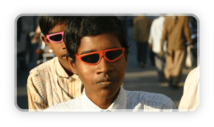 Dwóch młodych hindusów w kolorowych okularach przeciwsłonecznych